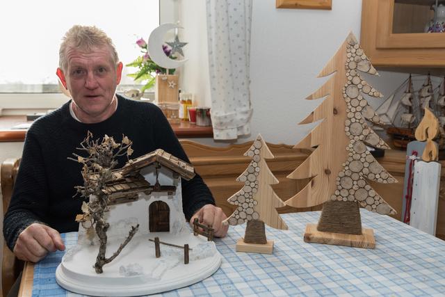 Mit Freude zeigt Krippenbauer Josef Ober eine seiner einfachen Krippen und andere Weihnachtsdekorationen.