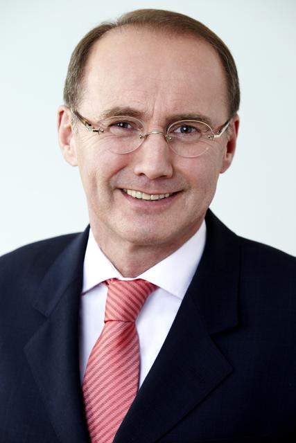 Othmar Karas, Vizepräsident des Europäischen Parlaments, diskutiert am Eröffnungsabend und unterstützt das internationale Stipendienprogramm, das jungen Studierenden aus Europa die Teilnahme am Mediengipfel ermöglicht.  | Foto: Suzy Stöckl