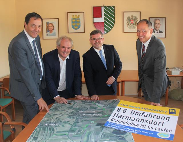 Optimistisch, dass es zu einem Baubeginn Ende 2020 kommt: Straßenbaudirektor Josef Decker, Bürgermeister Norbert Hendler, Landesrat Ludwig Schleritzko und Rainer Irschik vom Landesstraßendienst.