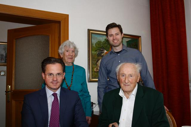 Zum 95. Geburtstag von Alfred Burgmüller fand sich Bürgermeister Stefan Schmuckenschlager ein.