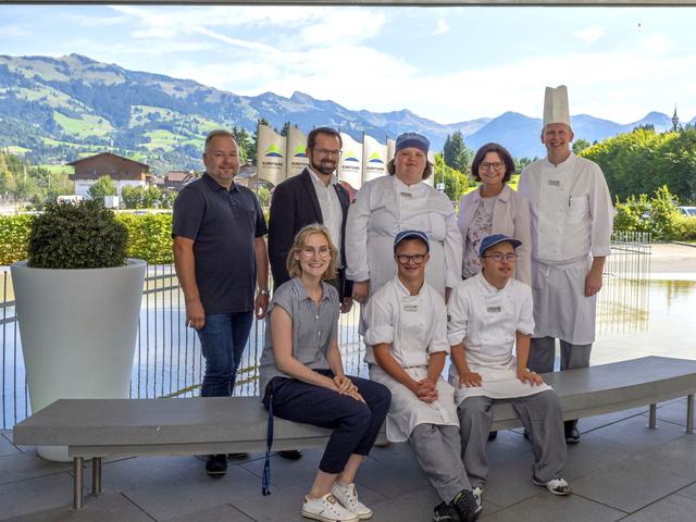 Jobcoach Christina Wörgötter, Maximilian Zeuner, Simon Moser (v. li., sitzend), Kulinarium-Küchenchef Walter Laiminger, Stephan Mader (Bereichsleiter im Diakoniewerk) Melanie Knödl, Helga Freund (GF Eurotours) sowie Koch Matthias Bichl (v. li., stehend).