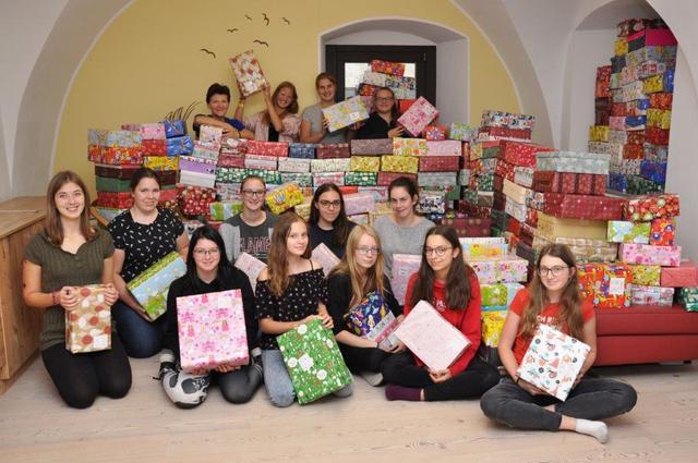 Die Schüler packten viele Schachteln ein.