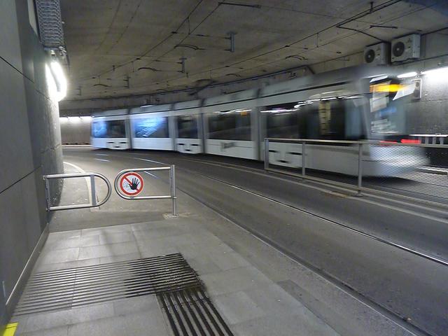 Manche Straßenbahnlinien fahren auch ohne Innenbeleuchtung durch den Tunnel. Vielleicht wurde ja deshalb die Tunnelbeleuchtung auf Maximum gestellt?