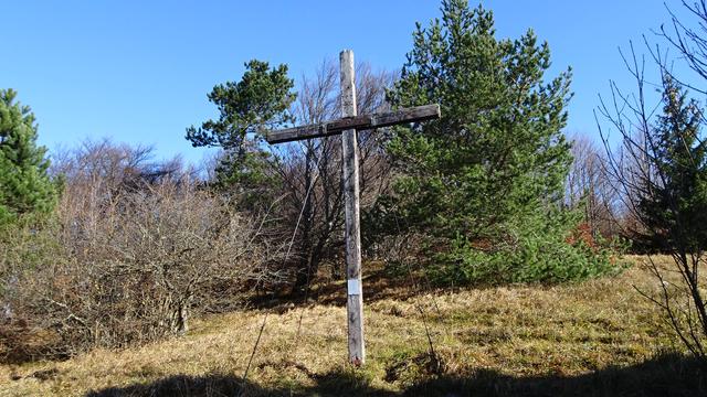 Das Gipfelkreuz am  Kieneck (1106 m) ...