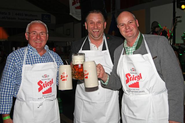 Von links: Gerhart Zehetner, ein Vertreter der Brauerei Stiegl und Bürgermeister Thomas Berger.