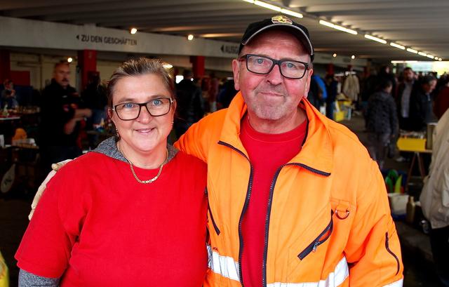 Flohmarktleidenschaft pur: Otto Mühleder und Bettina.