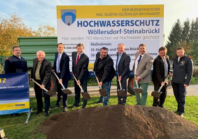 HBI Martin Huber (Kommandant der FF Wöllersdorf), Vbgm. Hubert Mohl, Bezirkshauptmann Mag. Markus Sauer, SC DI Günter Liebel, GR Roman Gräbner (Hochwasserschutzbeautragter der Marktgemeinde), LH-Stv. Dr. Stephan Pernkopf, Bgm. Ing. Gustav Glöckler, DI Norbert Knopf, OBI Walter Pfisterer (Kommandant der FF Steinabrückl).