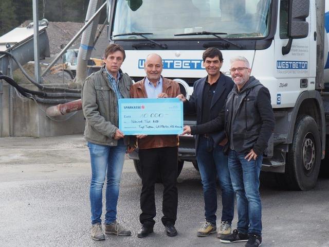 Spendenübergabe: Elmar Fiegl (KSS) Herbert Peer (Netzwerk Tirol hilft ), Stefan Melmer (Wohn Bau West Michael Wallnöfer (Maurer und Wallnöfer).