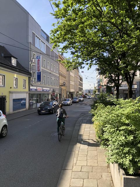 Radfahrerin auf der Hauptstraße im Urfahraner Zentrum – ein in der "Radlkarte Linz" als durchschnittlich gemütlich bewerteter Abschnitt.
