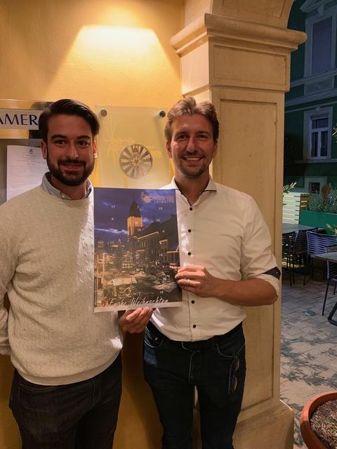 Frank Feirer und Andreas Temmer vom Round Table Leibnitz mit dem Adventkalender.