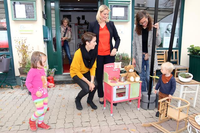Esther Böhm (Kiddyspace-Botschafterin), Familienlandesrätin Daniela Winkler und Anja Haider-Wallner (Freuraum) mit Loreley und Jakob