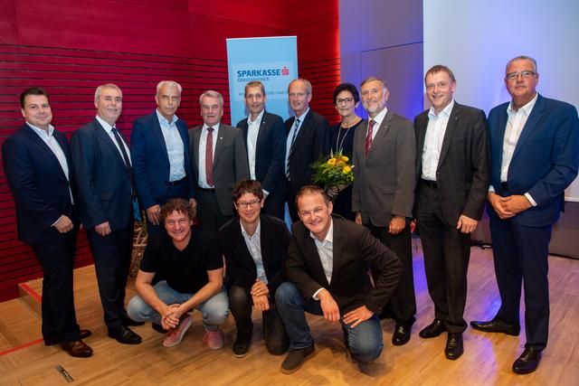 Bereichsleiter für Vermögenskunden Klaus Strehle, Gebietsdirektor Franz Sonnleitner, Vorstandsdirektor Herbert Walzhofer, Bürgermeister Karl Staudinger aus Schwanenstadt, Regionaldirektor Josef Raschböck, Bürgermeister Herbert Brunsteiner aus Vöcklabruck, Musikschuldirketorin Karin Eidenberger, Bezirkshauptmann Martin Gschwandtner und der Bereichsleiter Retail West Hermann Fröller (v.l.)