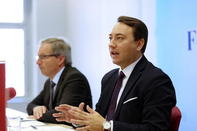 "Wir möchten keinesfalls alle Flüchtlinge unter Generalverdacht stellen, aber das Gefährdungspotential muss realistisch beurteilt werden", sind sich Landeshauptmann-Stv. Manfred Haimbuchner (re.) und Sicherheits-Landesrat Walter Klinger (li.) einig.