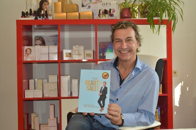 Thomas Dahl beschäftigt sich schon lange mit Verkauf. Sein Buch will er als Leitfaden verstanden wissen.