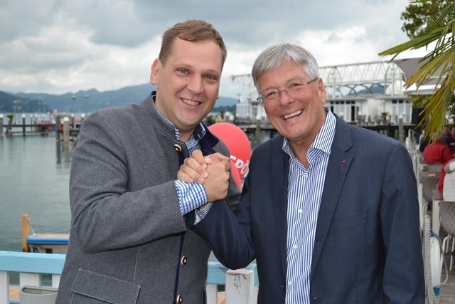 LH Peter Kaiser gratuliert Philip Kucher zur Position des stellvertretenden Vorsitzenden des SPÖ-Parlamentsklubs