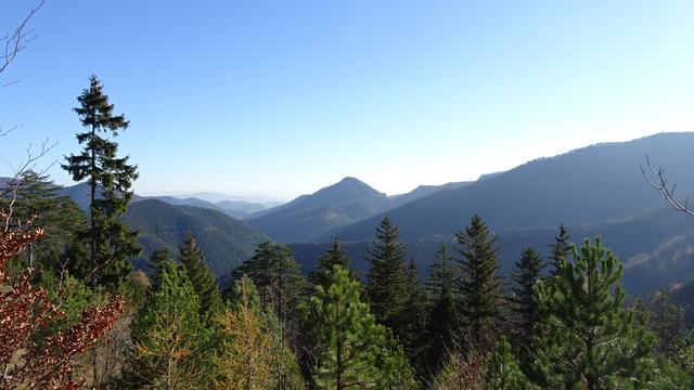 Auf dieser Wanderroute bietet sich eine herrliche Aussicht, hier der Blick hinüber zum Gaisstein und ...