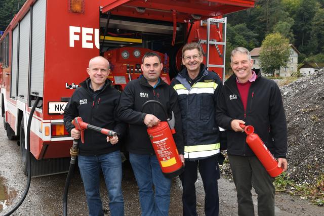 Die Personen v. l.: Direktor Franz Aichinger, Brandschutzbeauftragter Karl Wurmbrand, Bezirksfeuerwehrkommandant Stv. Josef Neidhart und Brandschutzbeauftragter Stv. Günther Kodym bei der aktiven Brandbekämpfung