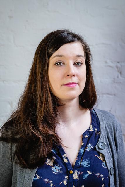 Karolin Schwarz, deutsche Journalistin und Spezialistin für Fake News, sitzt im Rahmen des 13. Europäischen Mediengipfels beim Medienforum von APA und Presseclub Concordia am Podium.  | Foto: Andi Weiland