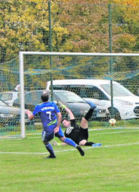 Der Unzmarkter Julian Ruttnig bezwingt Obdach-Keeper Manfred Berger zum 3:1-Endstand.