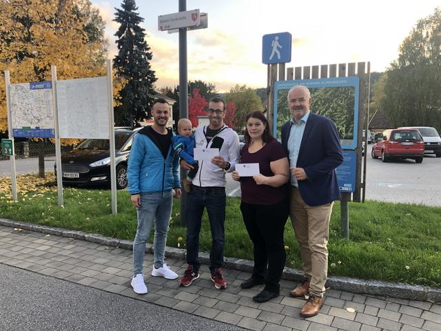 Gewinnübergabe durch Gemeinderat Christian Stacherl: Andreas Trimmel mit Sohn Jan, Kerstin Lechner und Bürgermeister Josef Freiler