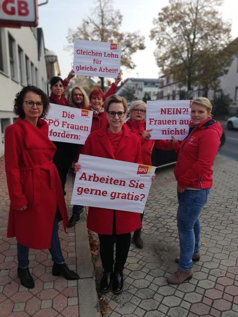 Die SPÖ Frauen aus dem Bezirk setzten ein deutliches Zeichen bei einer Straßenaktion bei der Ampelkreuzung in Oberpullendorf