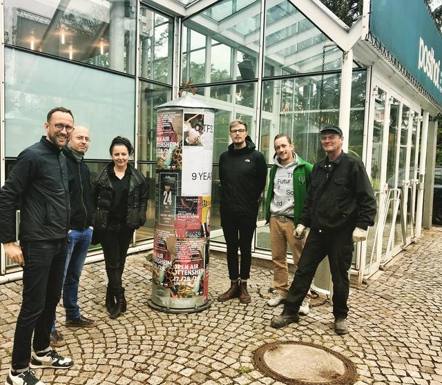 Mit einer improvisierten Litfaßsäule machen Kulturschaffende vor dem Posthof auf fehlende Plakatiermöglichkeiten aufmerksam.