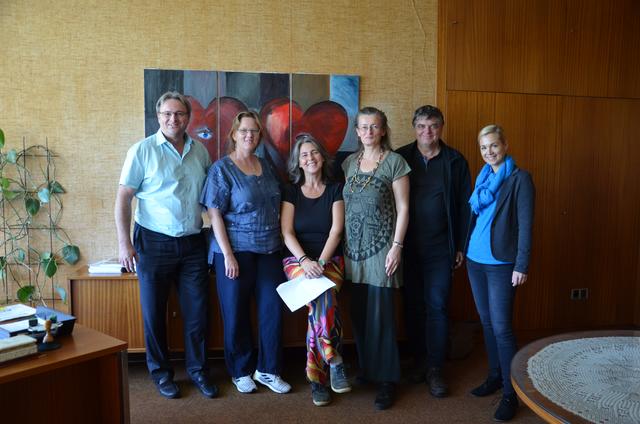 Suchtprävention: Schulleiter Mag. Peter Stangler freut sich über die Ünterstützung der Fachstelle vertreten durch vlnr Christine Pichlhöfer, MSc, Irene Köhler, Mag. Sandra Waigmann, DSA Michael Guzei unter der Organisation von Mag. Barbara Bernardis