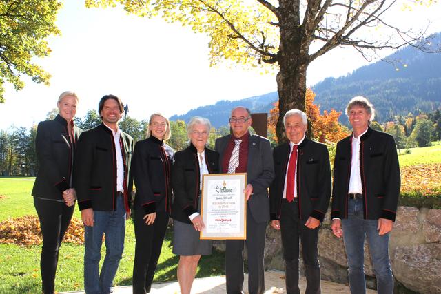 Franz Überall (Mi.) mit Katrin Schlechter, Manfred Hofer, Viktoria Veider-Walser, Signe Reisch, Josef Burger und Josef Dagn.