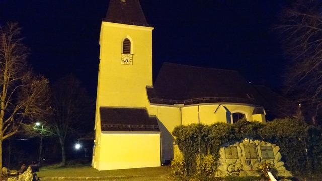 Am Ende dieser abwechslungsreichen Wanderung angelangt, ... im Bild die bei Nacht wunderschön beleuchtete Pfarrkirche von Furth a.d. Triesting!
Auf Wiedersehen und bis zum nächsten Mal!