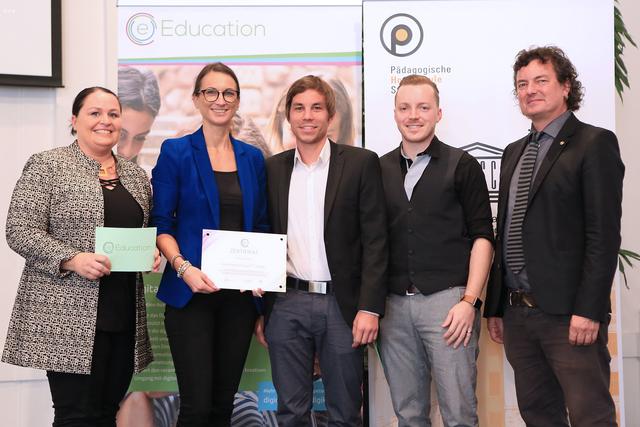 Die Vertreter der Volksschule Straß konnten freudestrahlend die Auszeichnung entgegennehmen.