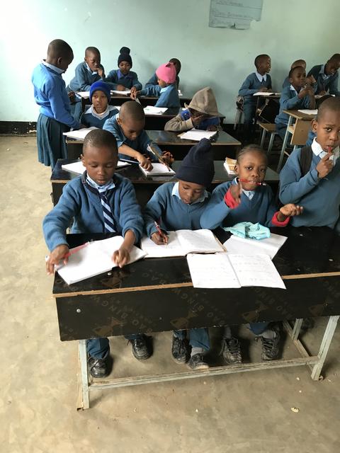 Der Schulalltag für Schulkinder in Tansania ist oft nicht einfach, deshalb unterstützt der gemeinnützige Grazer Verein "Stars for Africa" vor Ort.