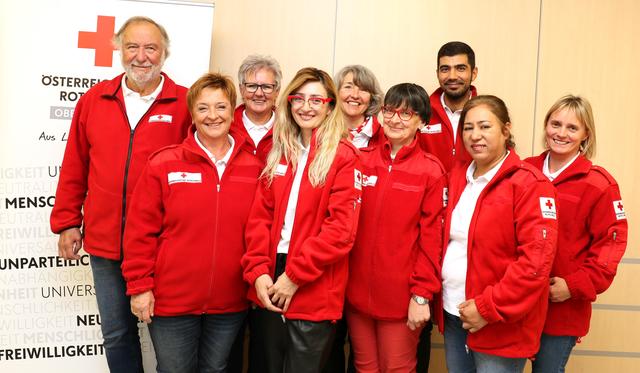 Das Mitarbeiterteam der Rotkreuz-Tagesbetreuung freut sich gemeinsam mit dem Ortsstellenleiter-Stellvertreter Karl Pertoll (li. außen) auf neue Gäste in der Tagesbetreuung. | Foto: OÖRK/Schönberger