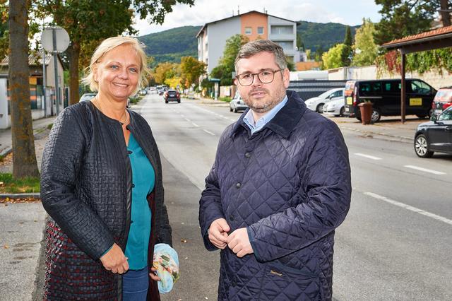 Landesrat DI Ludwig Schleritzko (r.) nahm mit Perchtoldsdorfs Baureferentin Andrea Kö die Perchtoldsdorfer Landesstraßen in Augenschein und sagte umfangreiche Sanierungen zu.
