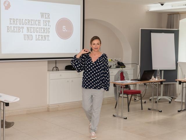 Regina Swoboda ist als Mentaltrainerin seit vielen Jahren erfolgreich. In ihrem neuen Lehrgang liegt der Fokus auf Resilienz, mit der man auch im Herbst mehr Kraft tanken kann.