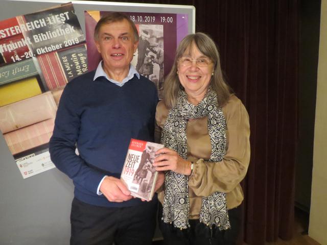 Gerhard Jelinek mit Bibliotheksleiterin Uschi Swoboda.
