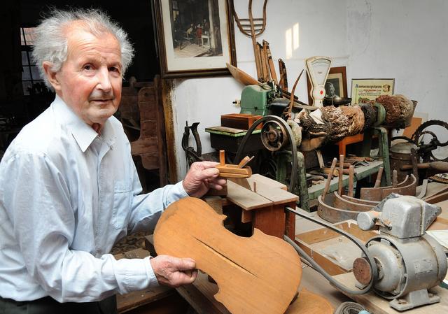 Anton Steininger aus Klein-Pöchlarn hat über 2.000 alte "Schätze" bei sich zu Hause gesammelt.