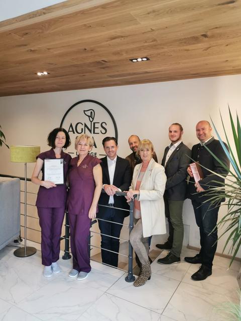 Bürgermeister Stefan Schmuckenschlager, Friedrich Oelschlägel, Martina Polndorfer und Markus Fuchs gratulierten dem Team des neuen Agnes-Spas