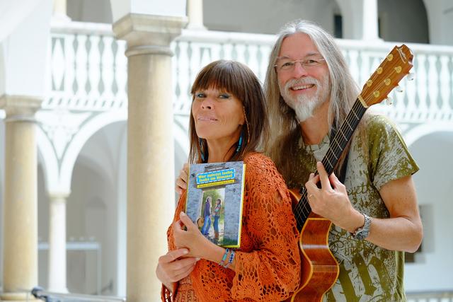 Outi &amp; Lee präsentieren im Rathaushof in St. Veit ihr erstes Buch "Wer zuletzt lacht, lacht im Himmel": am 6. November | Foto: Outi &amp; Lee