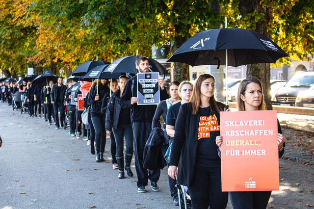 Etwa 100 Teilnehmer nahmen am Schweigemarsch "Walk for Freedom" in Salzburg teil.