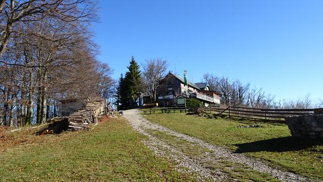 Anschließend geht's weiter zu einer Rast auf der gemütlichen Terrasse der Enzianhütte (1107 m) ...