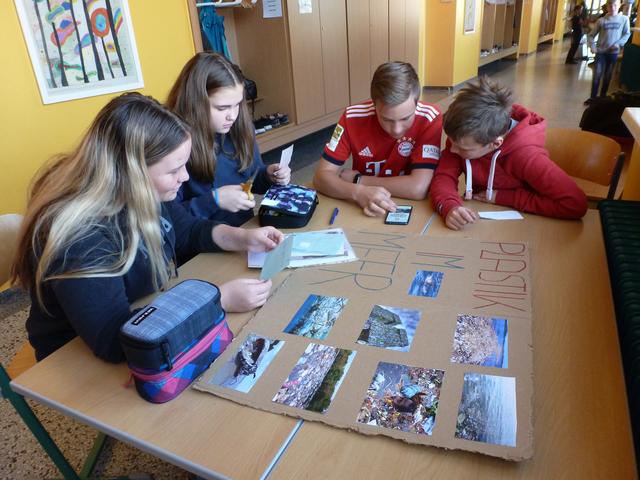 Lena Lechner, Sabrina Plank, Brendon Szür und Nico Röxeis recherchieren zum Thema "Plastik im Meer".