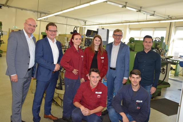 CEO Thomas Krenn (2. v. l.) mit den neuen Lehrlingen und Gästen.