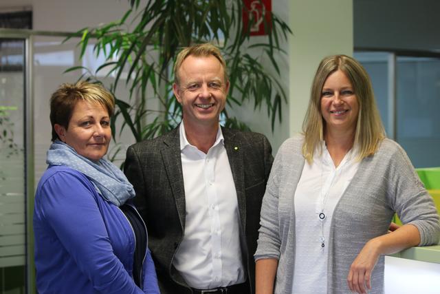 Karin Singer, Abteilungsleiterin Bürgerservice, Bürgermeister Mario Abl, Pflegeberaterin Petra Brandl (v.l.).