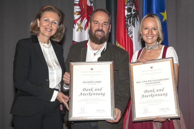 Wirtschaftslandesrätin Patrizia Zoller-Frischauf mit Johann Grander und Maria Hauser.