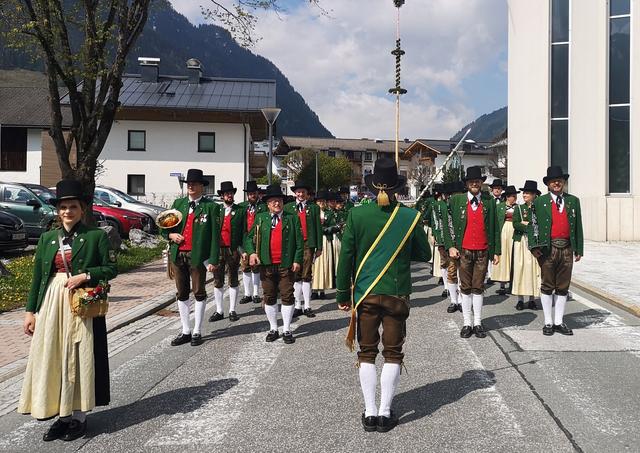Die Trachtenmusikkapelle Maishofen bei einer Ausrückung mit der Brixner Tracht.