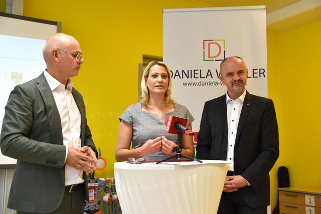 Präsentation der Ergebnisse der Elternbefragung: Projektleiter Herbert Gabriel, Bildungslandesrätin Daniela Winkler und Bildungsdirektor Heinz Josef Zitz