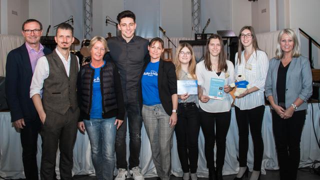 Hofrat MMag. Rainer Graf (Schulleiter des SZ-Ybbs), Wolfgang Moser (Vizeweltmeister der Zauberkunst), Sonja Kapsch (Vorstandsmitglied Verein „Make-A-Wish“), Alexander Eder (Sänger), Doris Riedl (Vorstandsmitglied Verein „Make-A-Wish“), Daniela Singer, Petra Hintersteiner, Beate Eder, Mag. Andrea Siebeneicher (Projektbetreuerin) (v. l.)