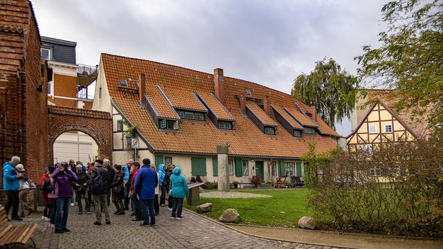 Die Reisegruppe bei einer Stadtführung durch Magdeburg.