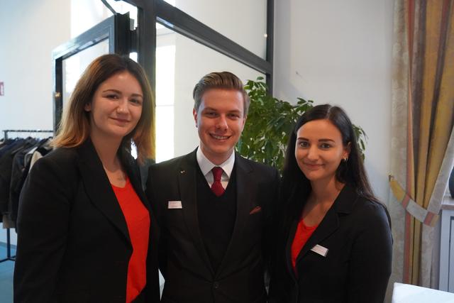 Die Schülerinnen Linda Kreil (li.) und Laura Kellner (re.) waren Teil des Organisationsteams. Ihr Schulkollege Franz Florian unterstütze sie beim Event.