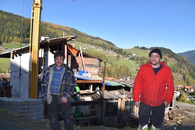 Harti (l.) und Leo Grasl (r.) vor ihrem Hof, den sie nun zum zweiten Mal von Grund auf sanieren werden. | Foto: Kainz